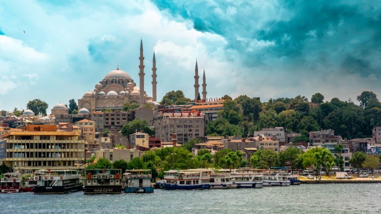 Temsili görsel: İstanbul tarihi cami mimarisi — Ibrahim Uzun / Unsplash