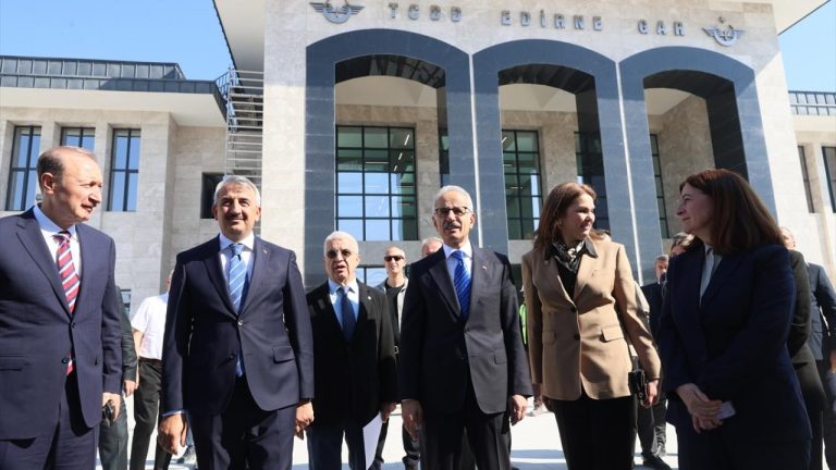 Bakan Uraloğlu, yapımı tamamlanan Edirne Garı'nı inceledi